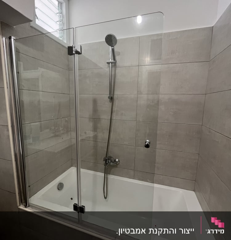 מקלחת עם דלת זכוכית וברז מקלחת כסוף